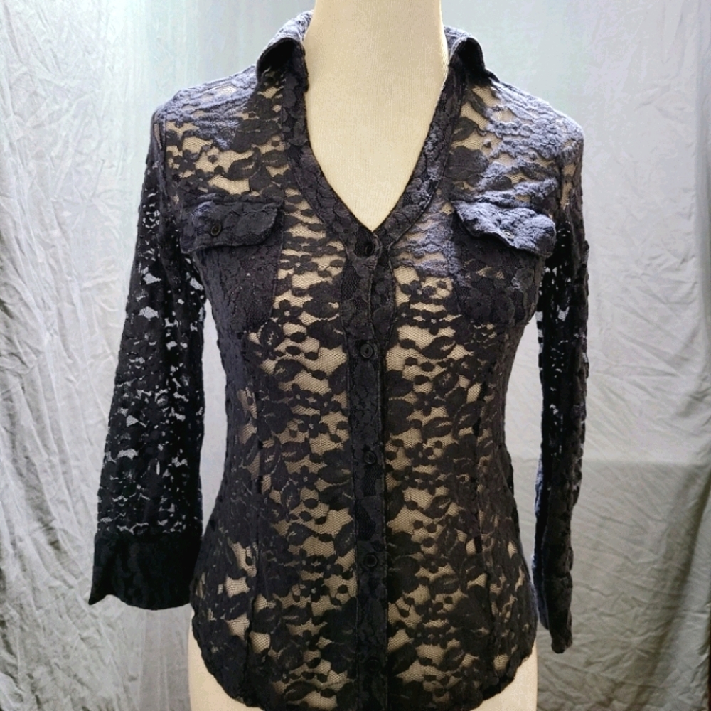 🌸 Floral Lace Button-down Size M